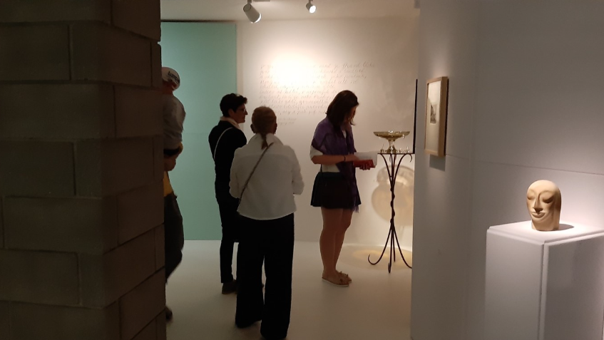 Velkolepá vernisáž v humpolecké galerii 8smička: Nádvoří plné návštěvníků v zóně pro umění