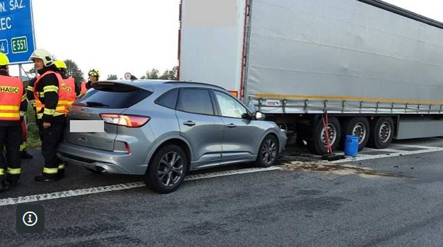 Smolné pondělí. Na dálnici D1 u Humpolce auto narazilo do návěsu