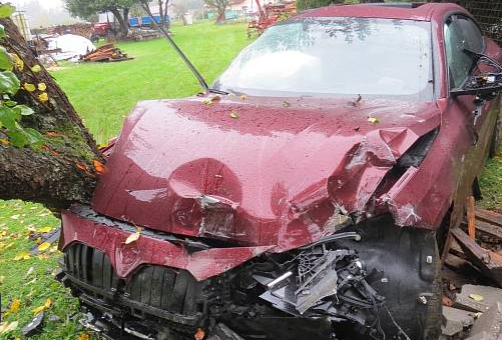 Opilý řidič vjel u Humpolce do zahrady, zastavil ho strom. Škoda je přes milion