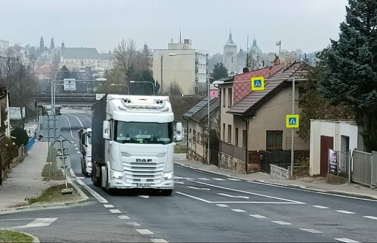 Kamiony se opět řítí Brodem. Nemůžeme být u silnice pořád, říká policie